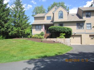 2192 Oak Hill Dr, Buck Hill Falls, PA 18323