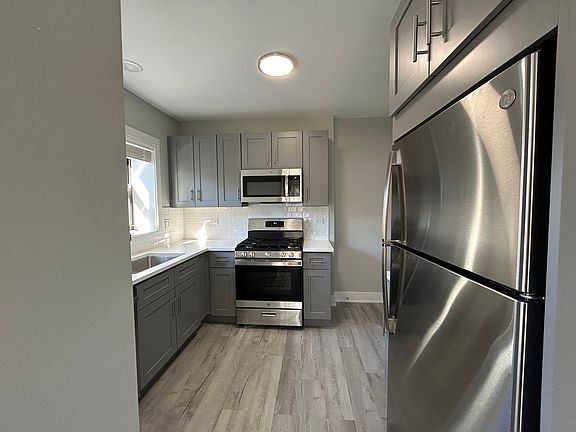 4th image of 1145 Oak Ave #3W