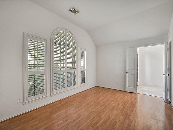 5th image of 222 Glenridge Frst
