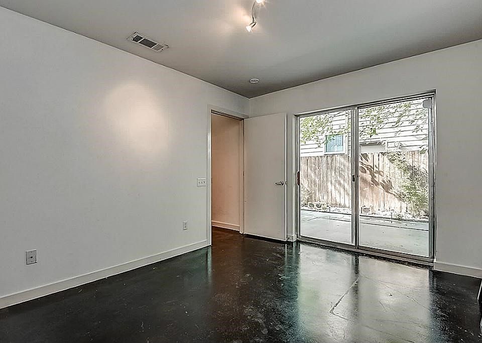 LOCATION...LOCATION...LOCATION! GREAT MIDTOWN CORNER UNIT TOWNHOME RIGHT ACROSS THE STREET FROM DOWNTOWN! HUGE FRONT YARD!!!