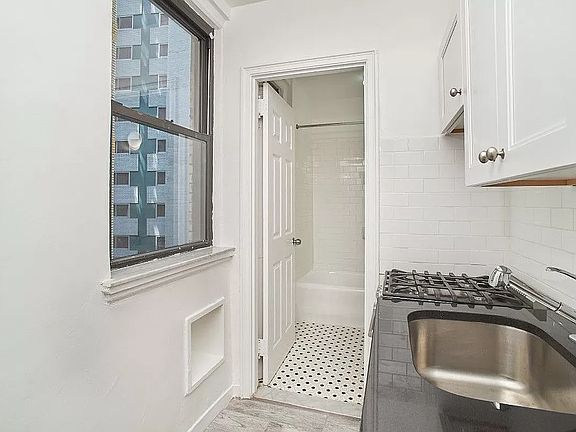 3rd image of 135 E 50th St APT 5J