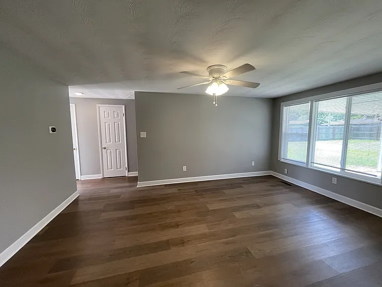 1377 S Maple Ave — Photo 10