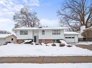 2408 Avalon Dr, Bettendorf, IA
