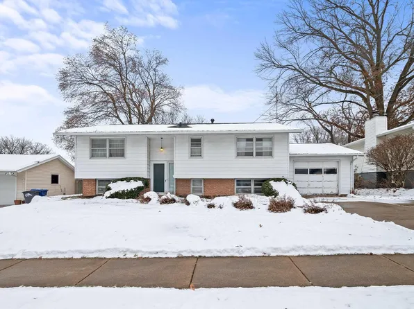 2408 Avalon Dr, Bettendorf, IA 52722