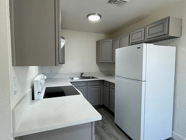 2109 N Daley St — Photo 2
