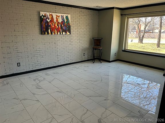 5th image of 527 Pioneer Rd