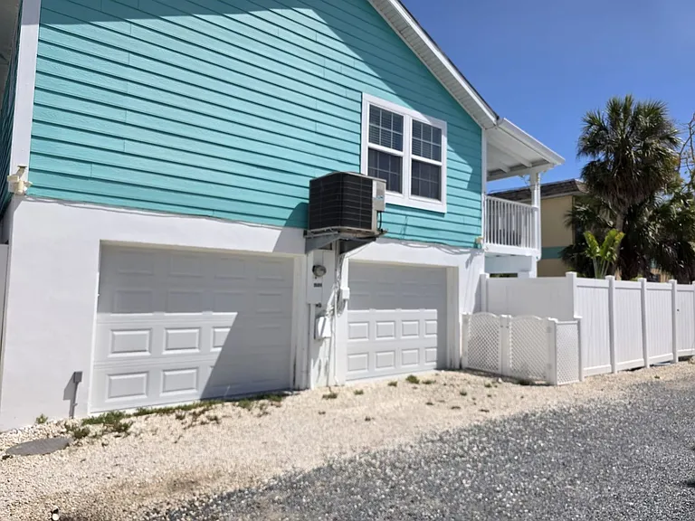 2921 Dupont St S — Photo 35