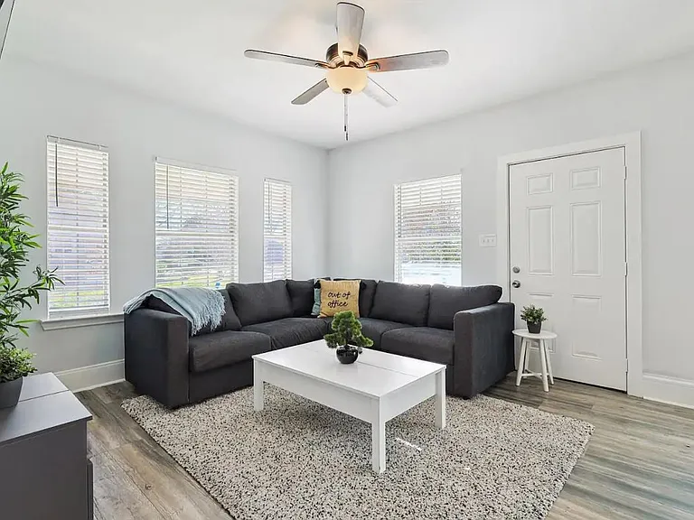 702 N Edgefield Ave — Photo 2