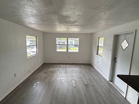 5th image of 2940 Dover Ln
