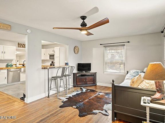 3rd image of 700 E Springdale Ave