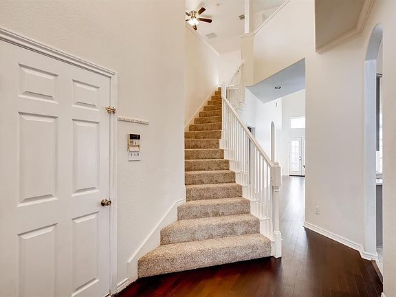 3rd image of 209 Arbor Glen Dr