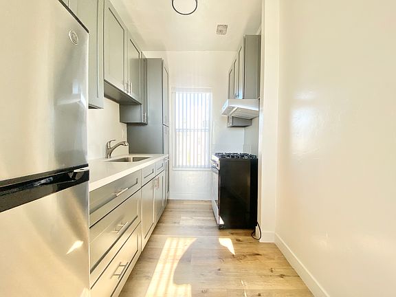 2nd image of 974 S Gramercy Pl APT 301