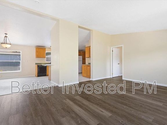 3rd image of 1447 E Oak St