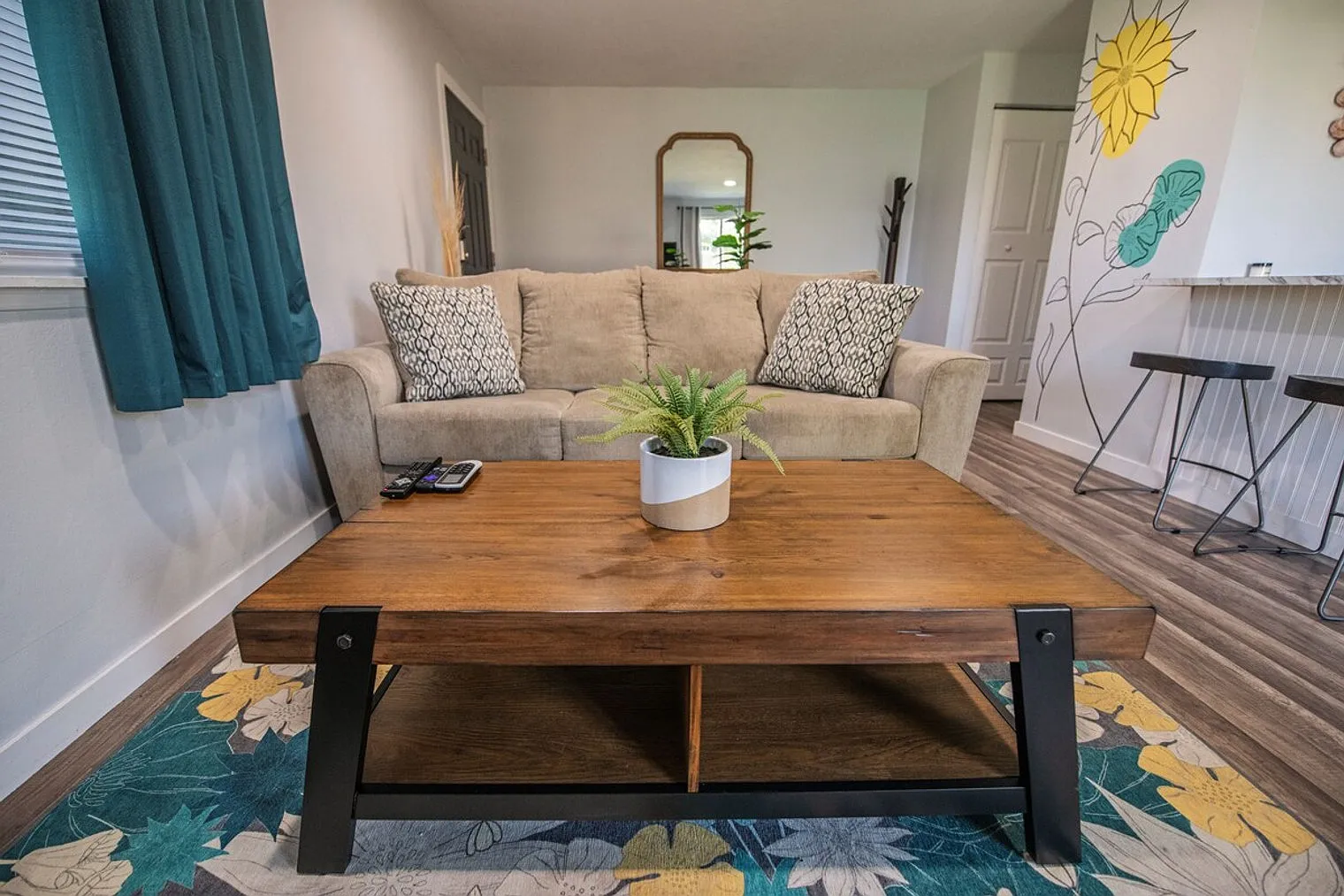 2 bed, 1.0 bath, 818 sqft, $3,947 — Photo 2