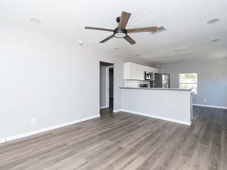 605 N Main St — Photo 3