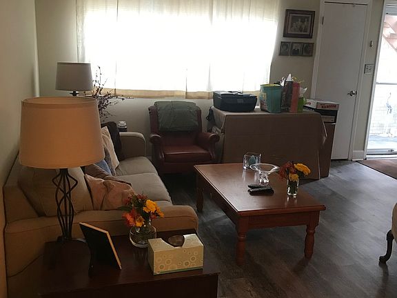 Living room (This photo does not show the freshly painted walls)