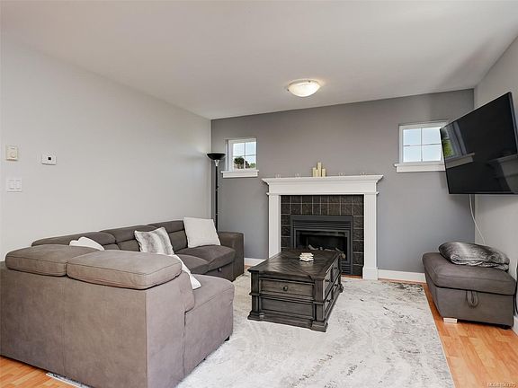 2nd image of 921 Colville Rd #1