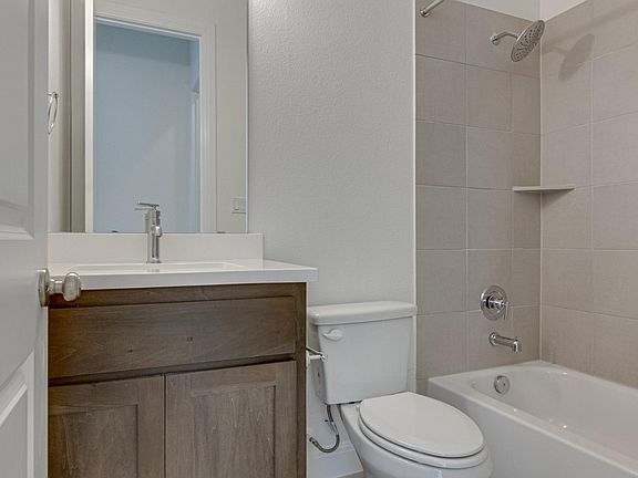 The Brynlee II Full Bath