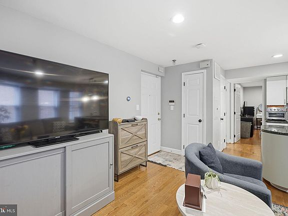 5th image of 1527 16th St NW APT 1