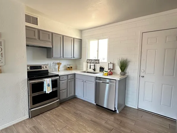 5233 S 14TH Place, Phoenix, AZ 85040