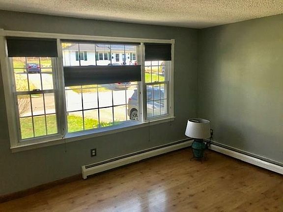 3rd image of 260 Roy St