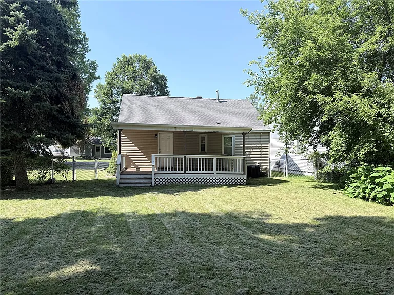 1130 Birchwood Dr — Photo 2
