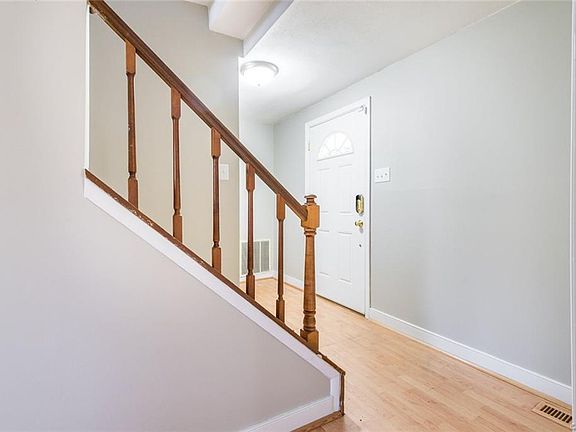 3rd image of 913 Sonnet Hill Dr