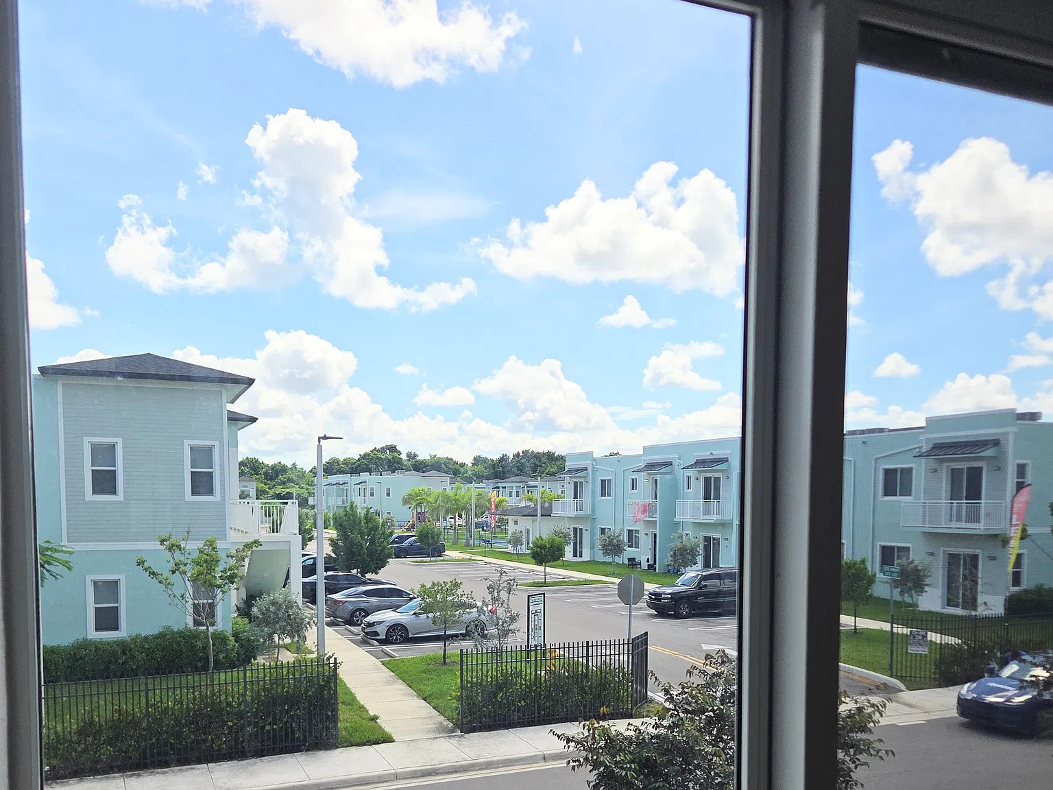 3 bed, 1276 sqft, $2,300 — Photo 3