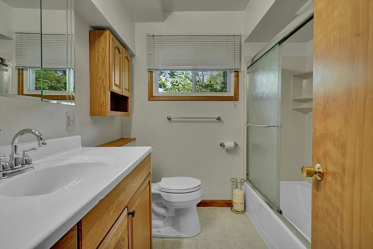 4 bed, 2082 sqft, $10,000 — Photo 3