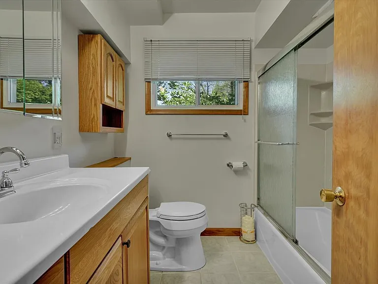 457 E Hurst Dr — Photo 3