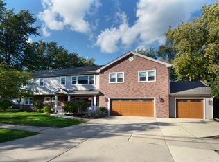 1902 E Kensington Rd, Arlington Heights, IL 60004