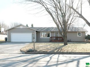 302 6th Ave SE, Sioux Center, IA 51250