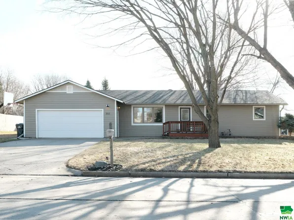 302 6th Ave SE, Sioux Center, IA 51250