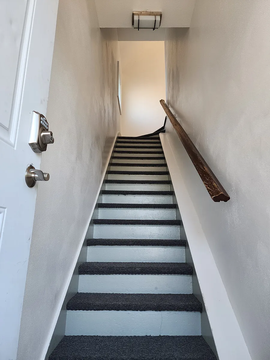 Upper Apartment - 609 W 9th St #1
