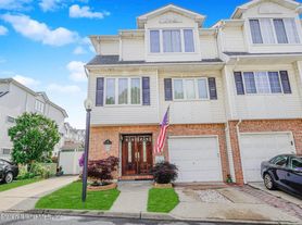 49 White Oak Ln, Staten Island, NY
