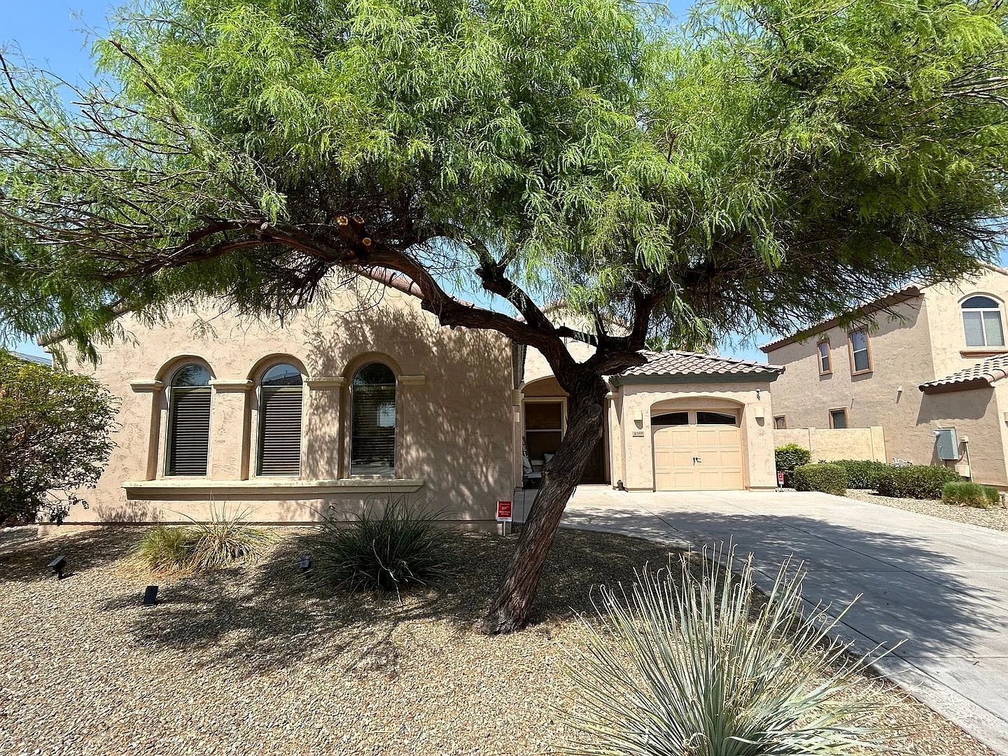 3 bed, 2.0 bath, 2197 sqft, $2,300 — Photo 2