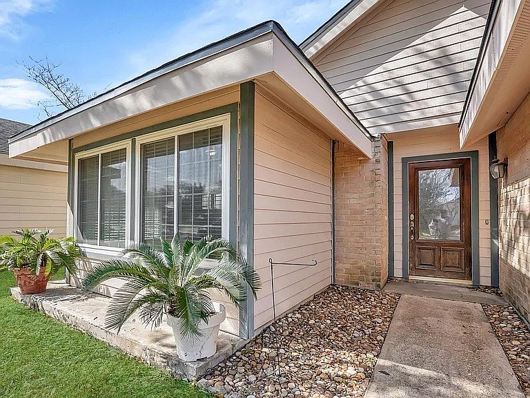 1st image of 19734 Lake Hollow Ln