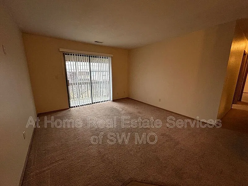 2 bed, 2.0 bath, 900 sqft, $805 — Photo 2