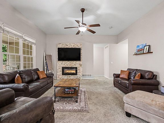 5th image of 453 Andover Dr