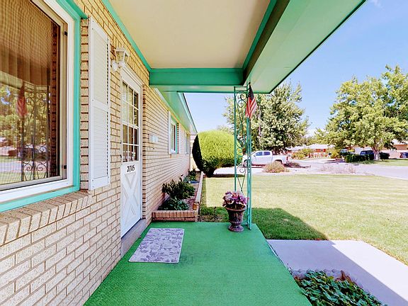5th image of 2705 Palomas Dr NE