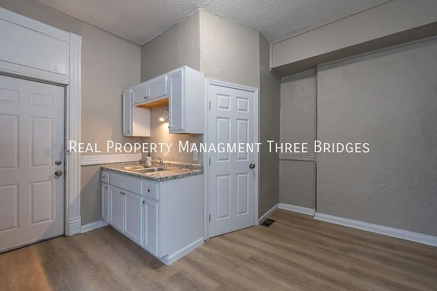 Rare 4 Bedroom 2 Bath in the City — Photo 4