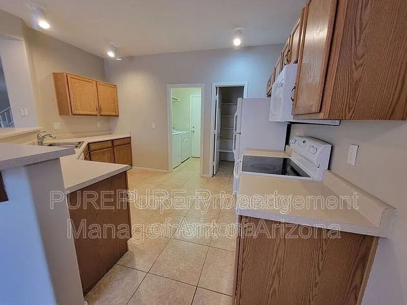 3 bed, 2.5 bath, 2255 sqft, $2,075 — Photo 3