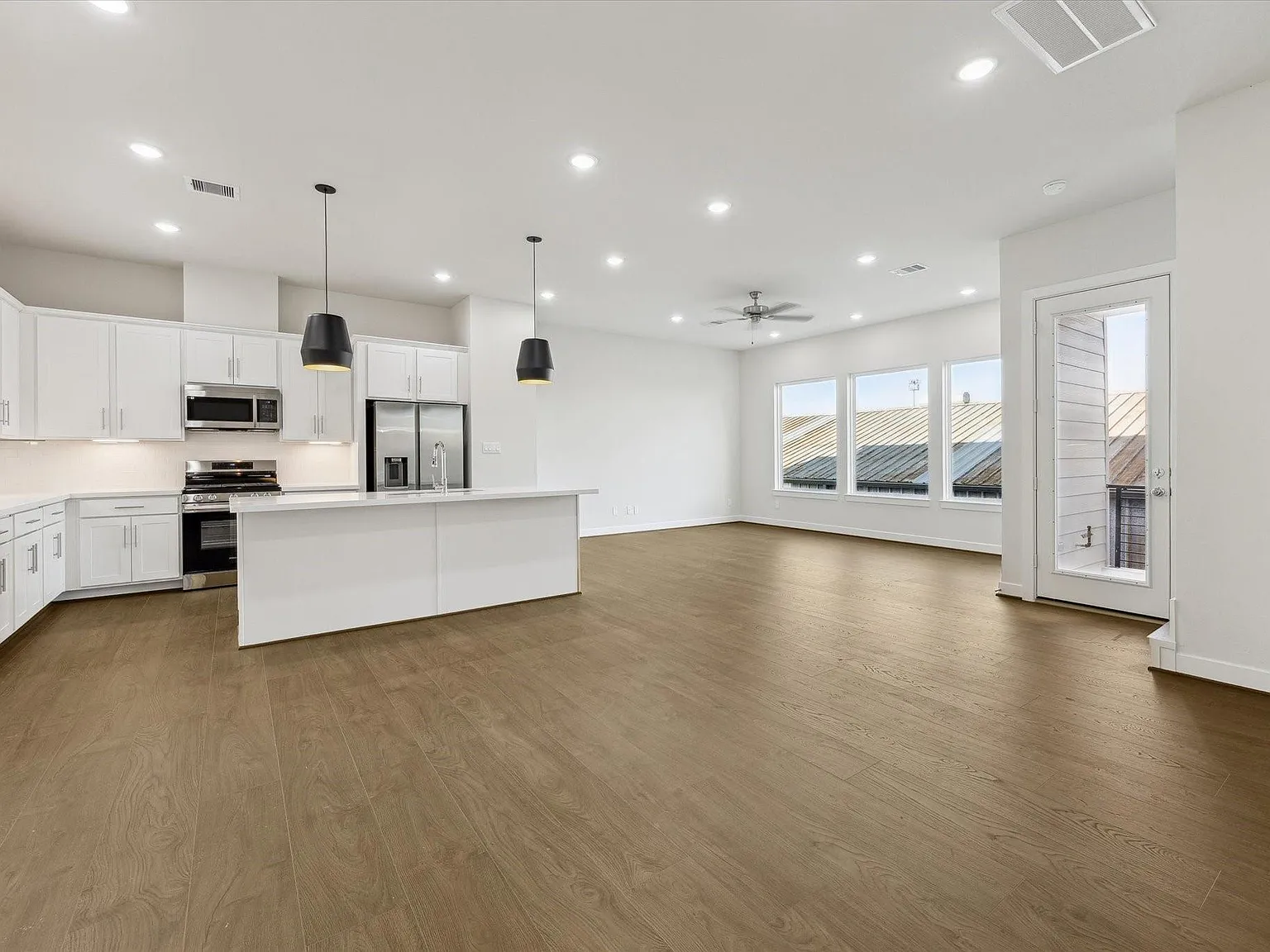 3 bed, 3.5 bath, 1851 sqft, $2,475 — Photo 2