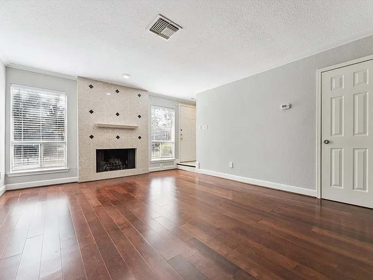 2501 Bering Dr #5 — Photo 2