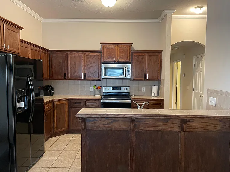 921 Eagle Cliff Dr — Photo 2