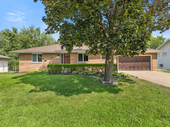 1115 Pike Lake Dr, New Brighton, MN 55112