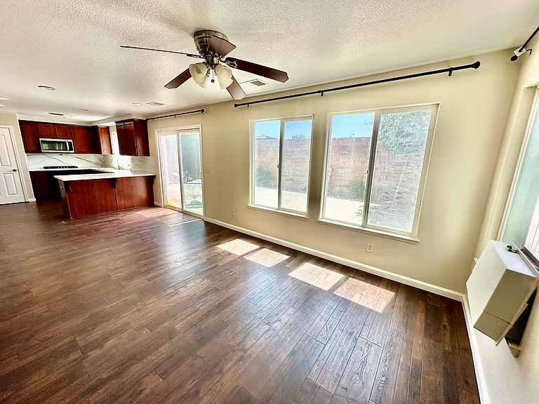 866 Papaya St — Photo 5