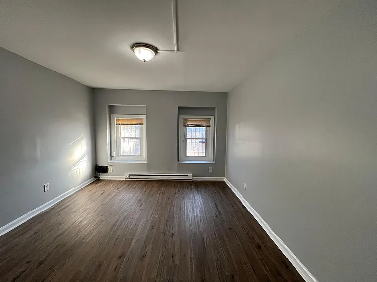 366 Forrest St #1R — Photo 4