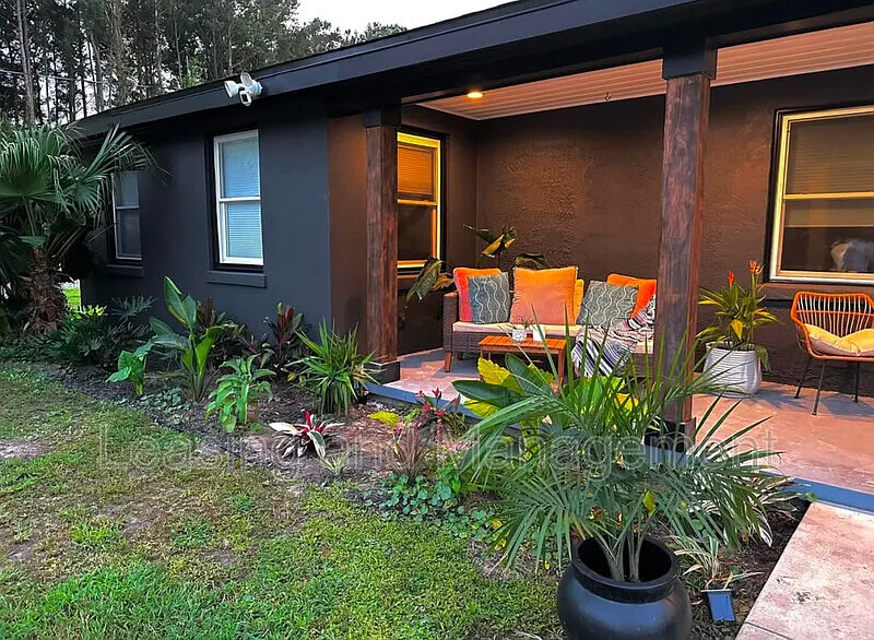 3 bed, 2.0 bath, 2065 sqft, $3,700 — Photo 2