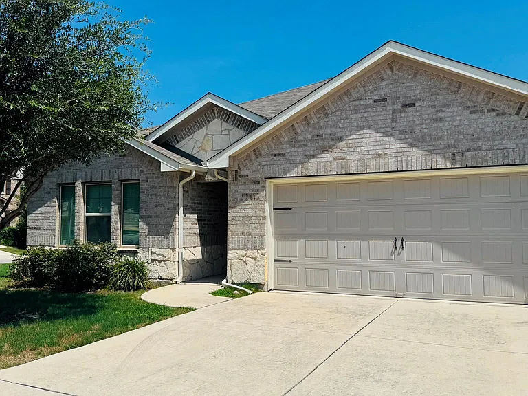 1605 Gerald Ln — Photo 2